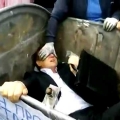 Embedded thumbnail for Manifestantes tiran a la basura a un diputado palero